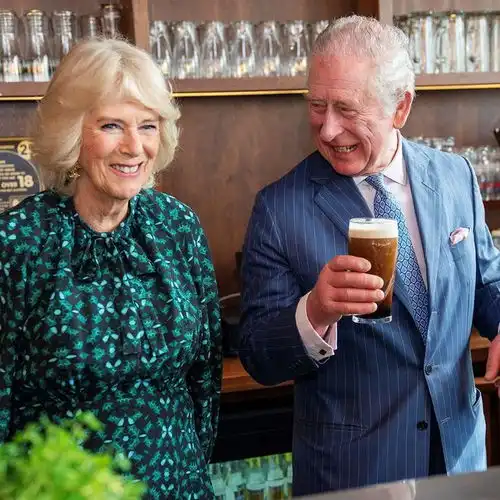  查尔斯王子和卡米拉发布新照片后,粉丝疯狂她是王后最佳人选