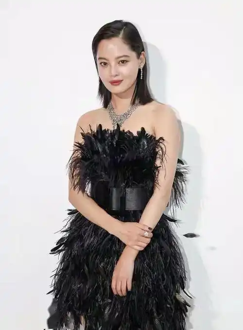  辛芷蕾的穿搭就是洋气,黑色羽毛裙配宽腰带,油头造型气场全开