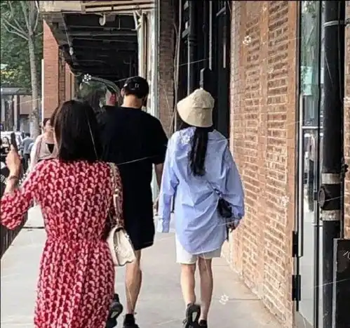  杨幂魏大勋从同一个小区出来,两人身穿情侣装,这是同居了吗