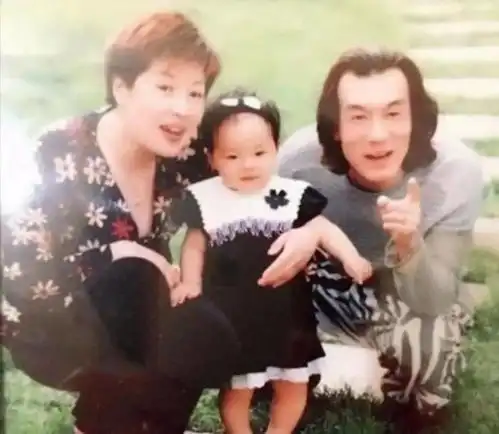  李咏20岁女儿晒美照,法图麦大秀腹肌马甲线,哈文化身粉丝赞美女儿