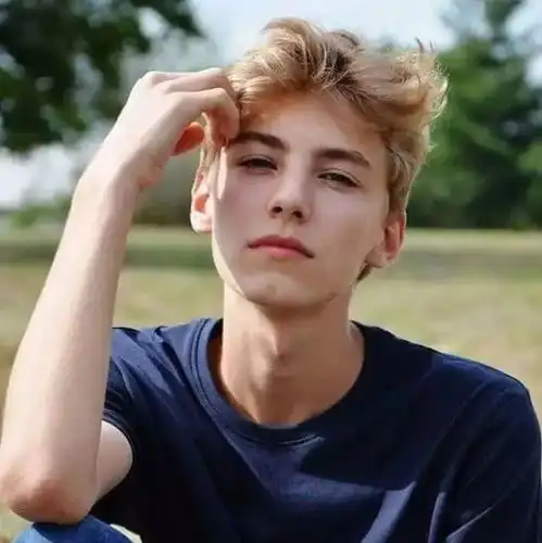  男生头像朋友说但凡他有一点喜欢你我都不会这么劝你