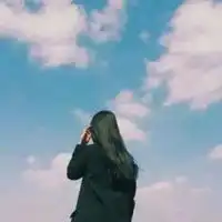  qq头像女生站着的