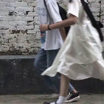  情侣头像牵手走路一前一后2020真实情侣牵手半身部位图片