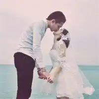  碧海蓝天白婚纱沙滩白云黑礼服这是一对情侣网名想找情侣头像跟这名字意思近点