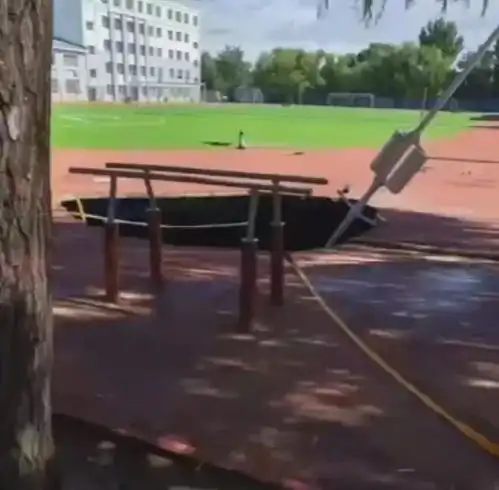学校操场突然坍塌,1人被埋身亡
