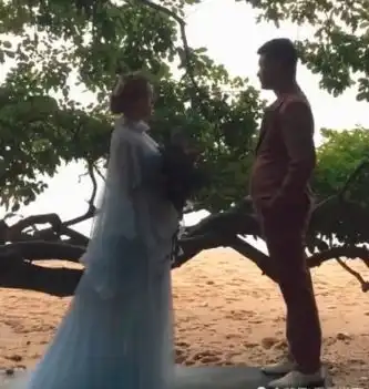  情侣在树林拍婚纱照,摄影师全程指导,网友成片晃眼睛