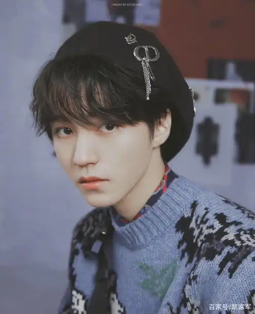  女生被王俊凯助理警告后,再次现身剧组,与粉丝争抢,态度嚣张