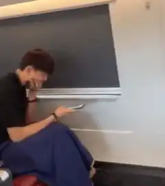  网友偶遇李现坐高铁,满脸憔悴疲惫,单手掐下巴低头玩手机