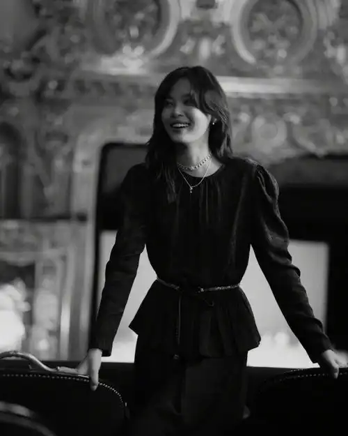  辛芷蕾黑色深v长裙暗夜玫瑰性感成熟