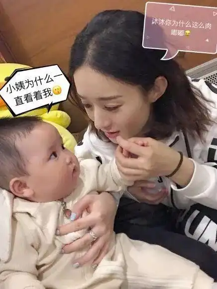  赵丽颖和萌娃合影一脸宠溺让人想起将来她当妈的样子