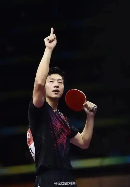  马龙混采区与石川亲密互动,赠送专属徽章,三名日本队友表情亮了