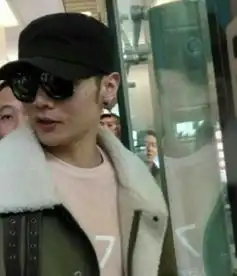  都因为前女友写得情歌而火,如今薛之谦被群嘲,但劈腿的他却公开秀恩爱