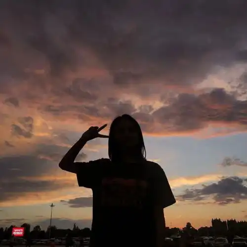  情侣头像我总觉得手上的糖肯定不如你嘴里的甜