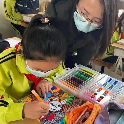 拥抱冰墩墩雪容融他们用自己特有的方式助力冬奥
