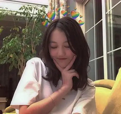 王菲女儿携闺蜜外出理发,纤瘦的肩膀修长的脖颈,真是太美啦
