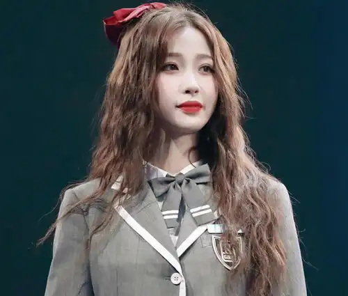  从泥石流小姐,到拼命三娘,励志偶像虞书欣作出一路星光