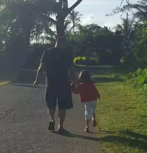  4年来偷拍下父女手牵手背影,妈妈等她长大就会当成礼物送给女儿