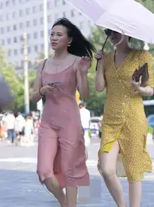 街拍高温下美女闺蜜穿着清爽,当抬起伞看到正脸后彻底被征服