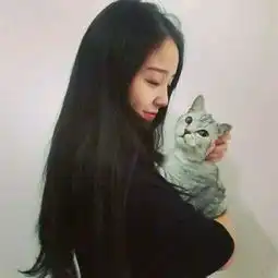  女生一半脸头像