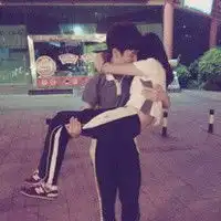  跪求深圳校服情侣头像