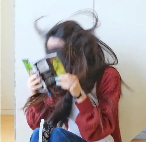  木村心美分享读书绘画日常,长发披肩娴静温婉,网友大小姐范十足