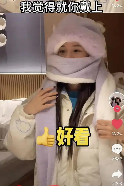  女网红混大学冒充校园女神,染蓝发吸睛,疑似跟摄影师情侣