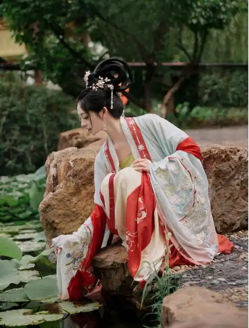 周洁琼弹琵琶古风写真,犹如画中走出来的仙子,仙气飘飘