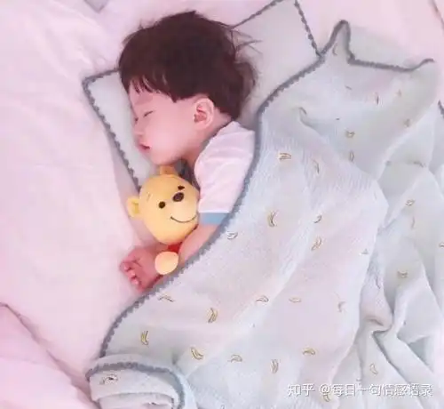萌娃吃冰淇淋的情侣头像一左一右