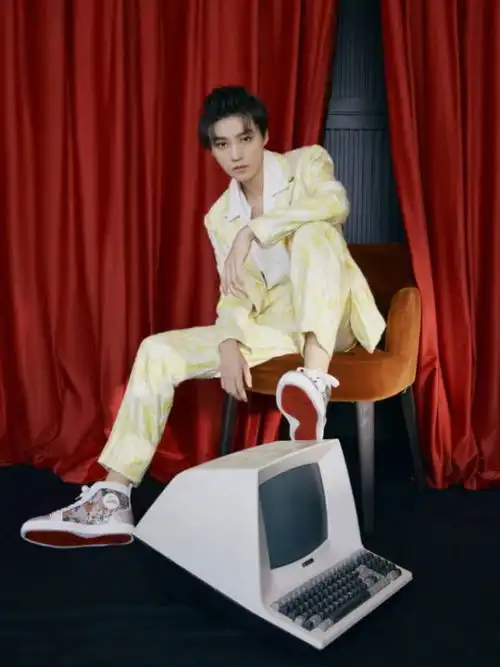  不愧是奶油弟弟,王俊凯穿蛋花西装出镜,气质太干净