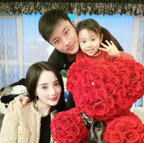  贾乃亮李小璐联名为女儿庆生,pgone又跑出来蹭热度我还能说什么