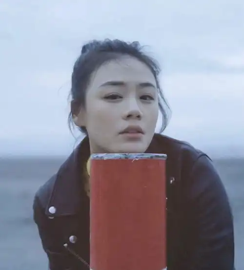  娱乐圈的塑料姐妹情,看似踩闺蜜和抢男友,实际和这两个原因有关