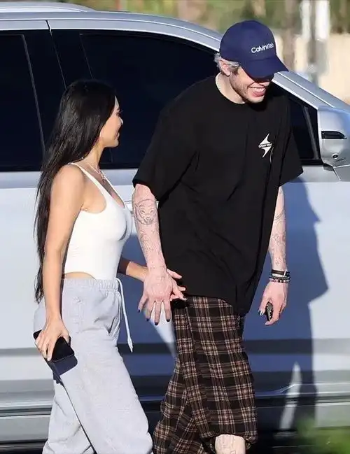  金卡戴珊扎丸子头像极了18运动裤配vans好休闲,与男友踩情侣鞋