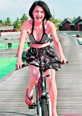 39岁洪欣重拾初恋感觉穿比基尼晒熟女身材