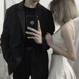  很脏很污情侣头像图片在床上扯领带