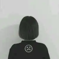  一对背影的情侣的头像,背上有一个难过的表情