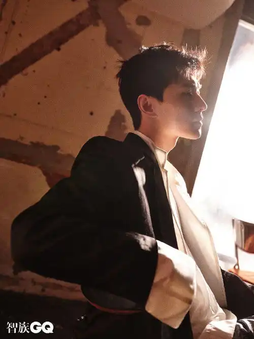 杨洋智族gq开年刊封面公开向阳而生的俊朗美男释放无限魅力