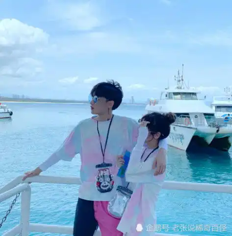  杨清柠晒一家人合照,毛宸宸的动作太甜,顾茜茜承包了整个笑点