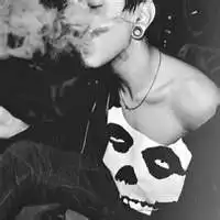  黑白伤感男生抽烟头像不带字,漫长等待爱情的到来