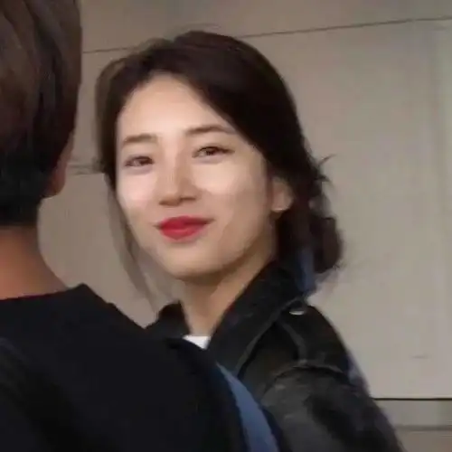  有没有好看的女生头像,不要动漫的,有吗