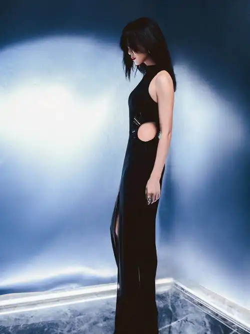  辛芷蕾穿黑色开叉裙展现美腿红唇烈焰玩转熟女风