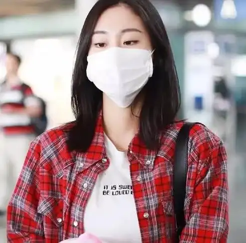 张碧晨又现身机场,红色方格衬衫配黑色裤,这双腿比郑爽还细