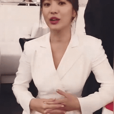  奶油白西装才是春天的选择,简约时尚自带高级感,中年女性也能穿