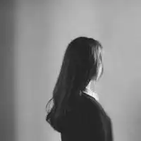  微信灰色头像女生背影微信头像图片大全