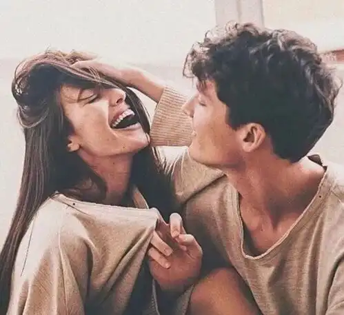  这才是情侣照,你那只能叫合影