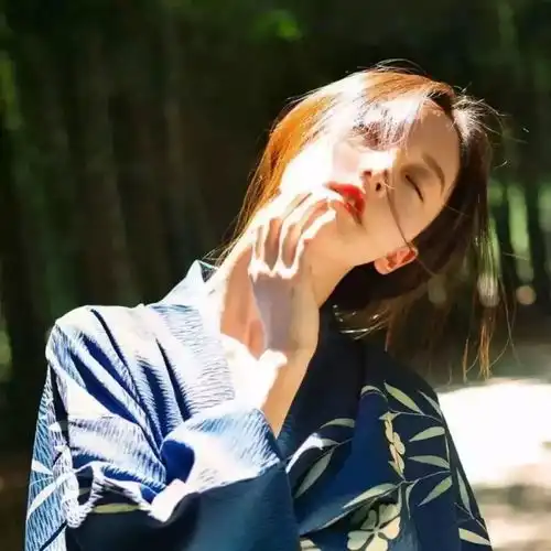  头像篇我在酒店的走廊里铺满了玫瑰花