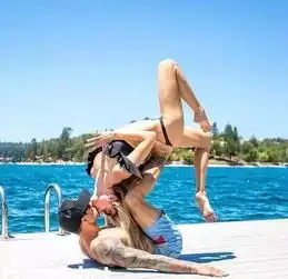  瑜伽情侣高难度姿势秀恩爱