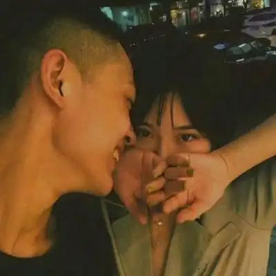  让人很惊艳的情侣双人头像真人我与旧事归于尽来年依旧迎花开