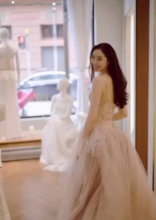  今天的陈露,就是昨天的仲小萍