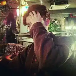 求好人帮我给这张图配个也是坐着的扶额女生情侣韩版头像呗,相似度要高啊