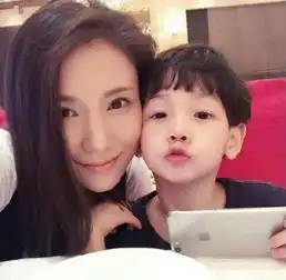 蒋欣闺蜜是吃货,李小璐闺蜜很抢镜,她和小包总老婆是好友
